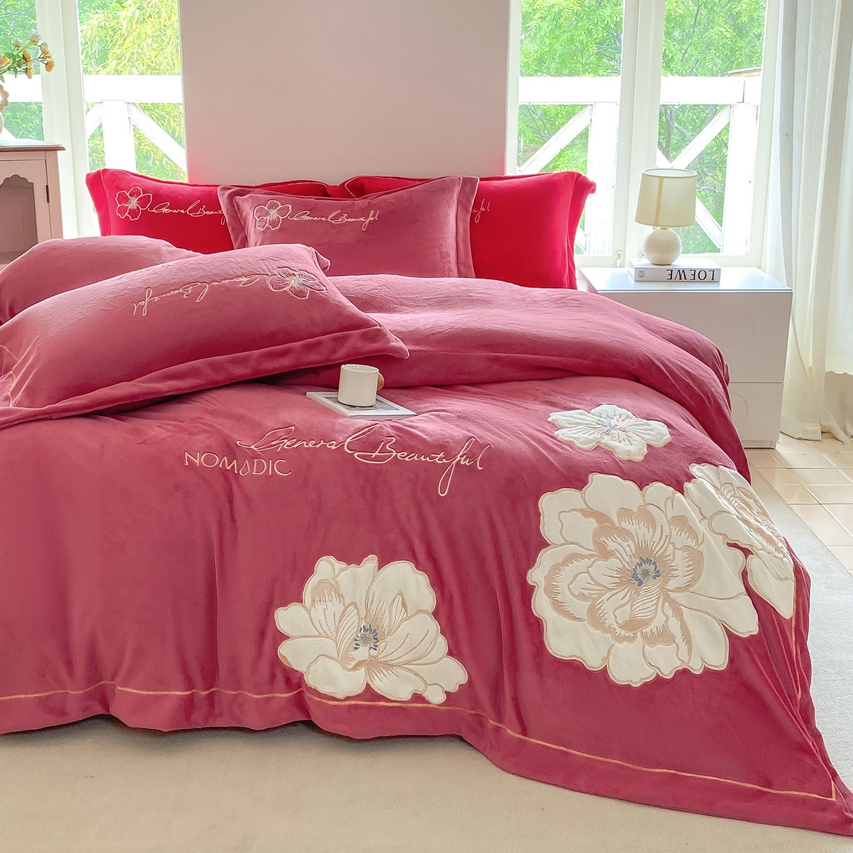 91家纺网 家纺一手货源 找家纺 悦织湾家纺 2025新款9斤重牛奶绒四件套纯色贴布绣人件富贵系列240克重高密保暖轻奢时尚床上用品4件套 人间富贵-浅玫红