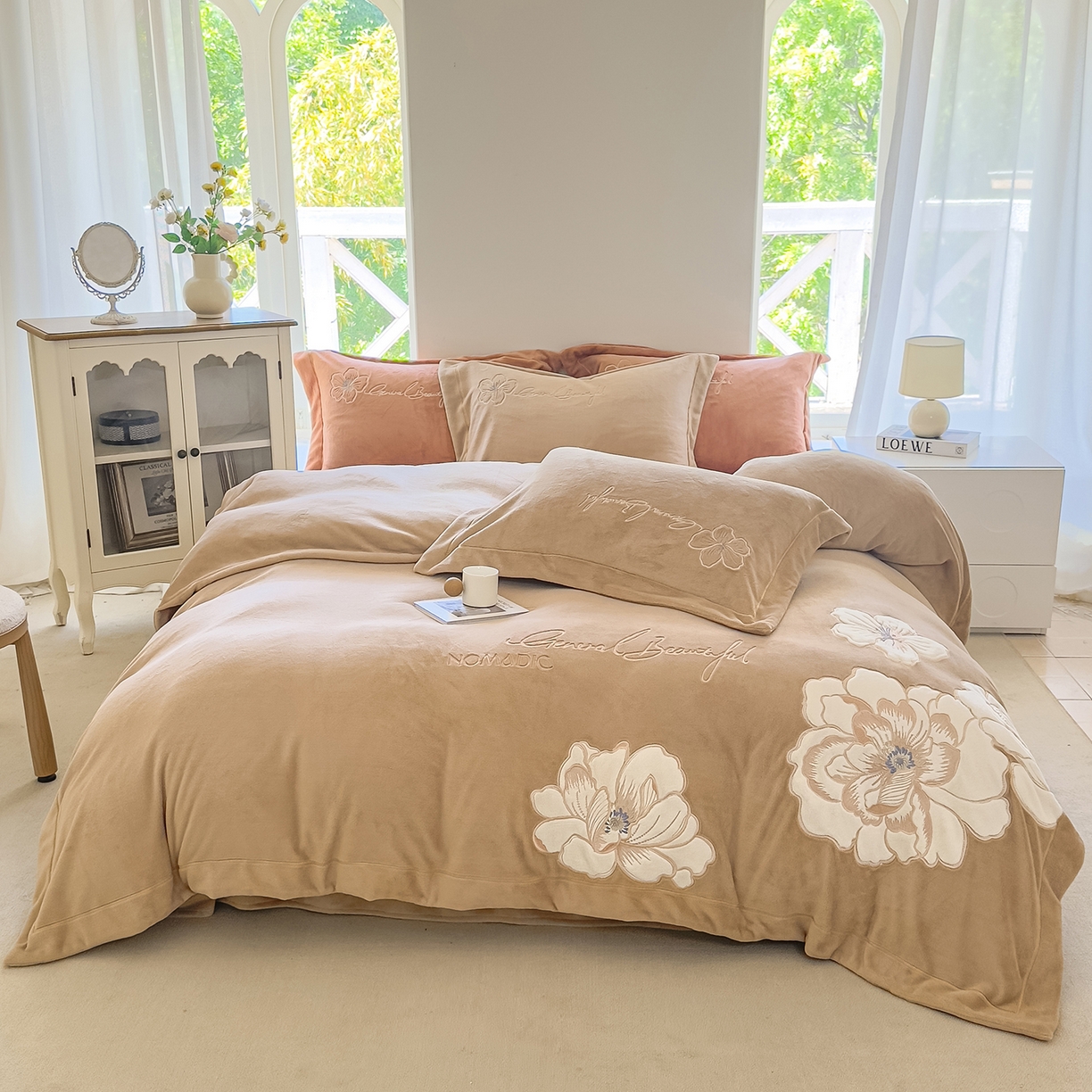 91家纺网 家纺一手货源 找家纺 （总）悦织湾家纺 2025新款9斤重牛奶绒四件套纯色贴布绣人件富贵系列240克重高密保暖轻奢时尚床上用品4件套