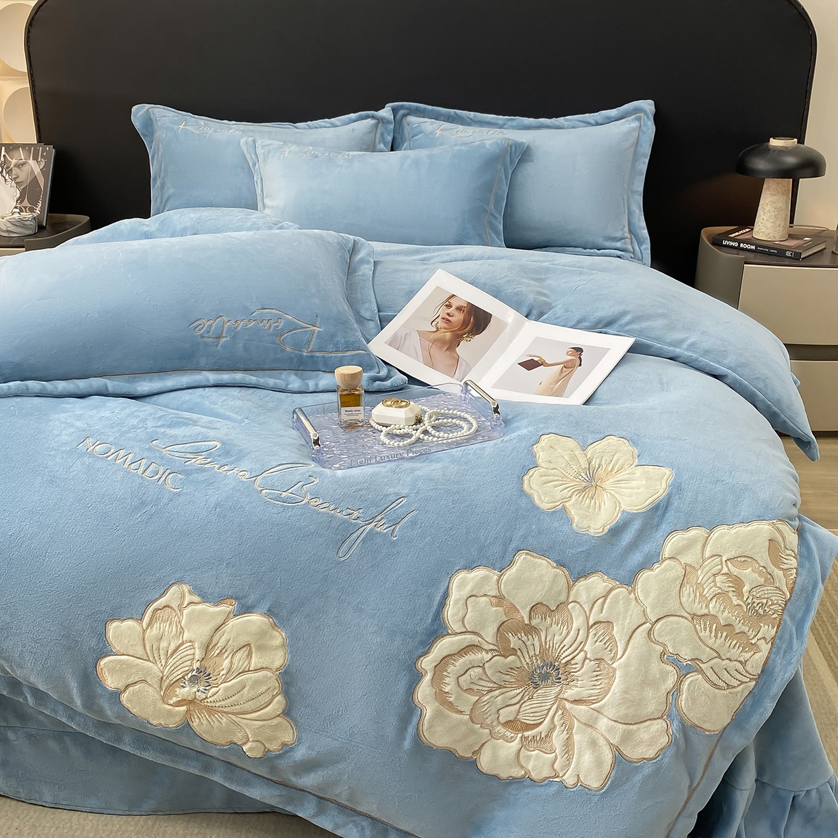 91家纺网 家纺一手货源 找家纺 悦织湾家纺 2025新款9斤重牛奶绒四件套纯色贴布绣人件富贵系列240克重高密保暖轻奢时尚床上用品4件套 人间富贵-草蓝