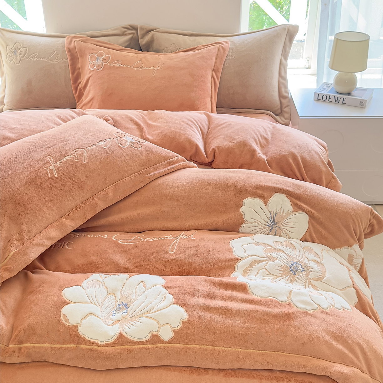 91家纺网 家纺一手货源 找家纺 悦织湾家纺 2025新款9斤重牛奶绒四件套纯色贴布绣人件富贵系列240克重高密保暖轻奢时尚床上用品4件套 人间富贵-珊瑚橙