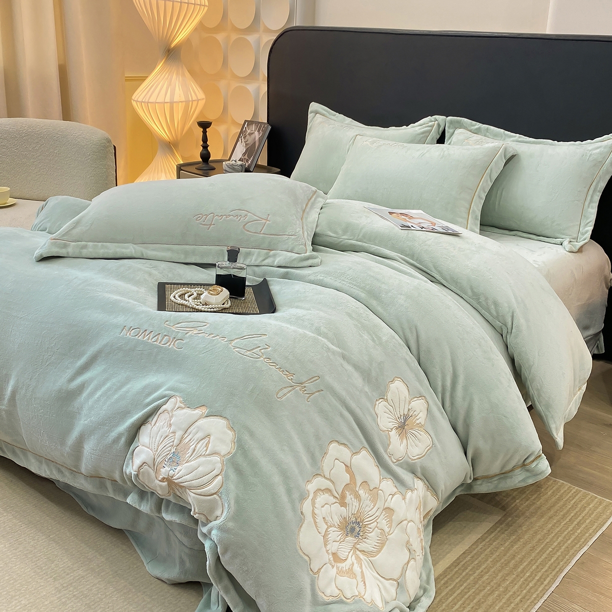 91家纺网 家纺一手货源 找家纺 悦织湾家纺 2025新款9斤重牛奶绒四件套纯色贴布绣人件富贵系列240克重高密保暖轻奢时尚床上用品4件套 人间富贵-玻璃蓝