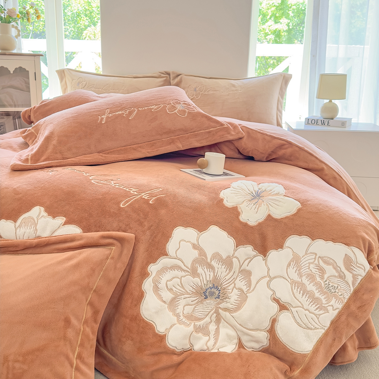 91家纺网 家纺一手货源 找家纺 悦织湾家纺 2025新款9斤重牛奶绒四件套纯色贴布绣人件富贵系列240克重高密保暖轻奢时尚床上用品4件套 人间富贵-珊瑚橙