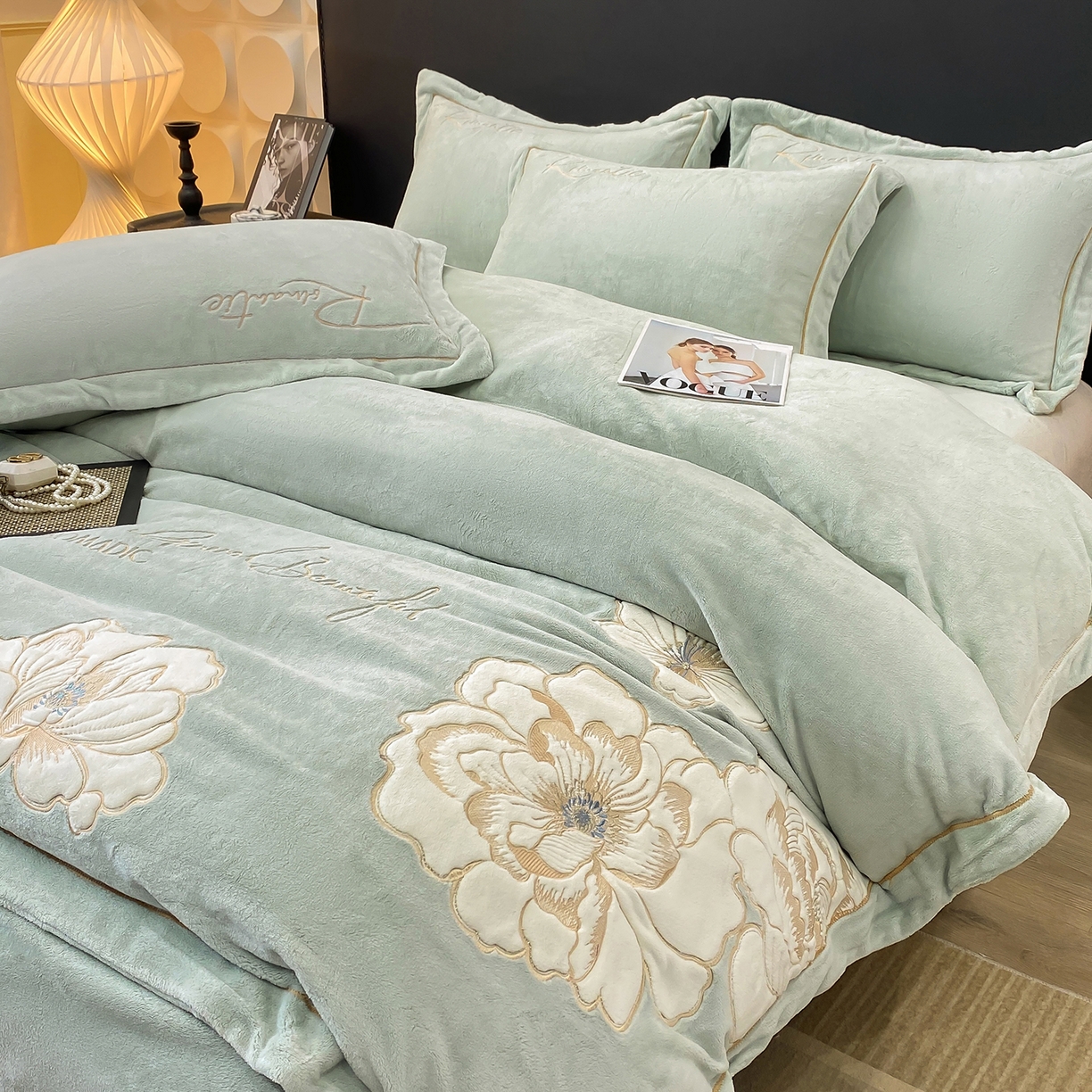91家纺网 家纺一手货源 找家纺 （总）悦织湾家纺 2025新款9斤重牛奶绒四件套纯色贴布绣人件富贵系列240克重高密保暖轻奢时尚床上用品4件套
