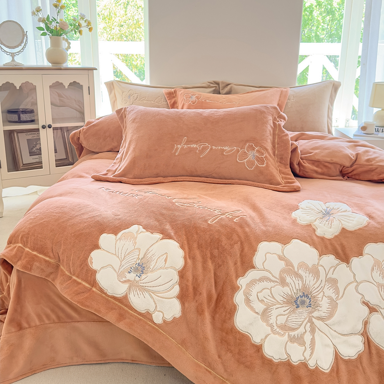 91家纺网 家纺一手货源 找家纺 悦织湾家纺 2025新款9斤重牛奶绒四件套纯色贴布绣人件富贵系列240克重高密保暖轻奢时尚床上用品4件套 人间富贵-珊瑚橙