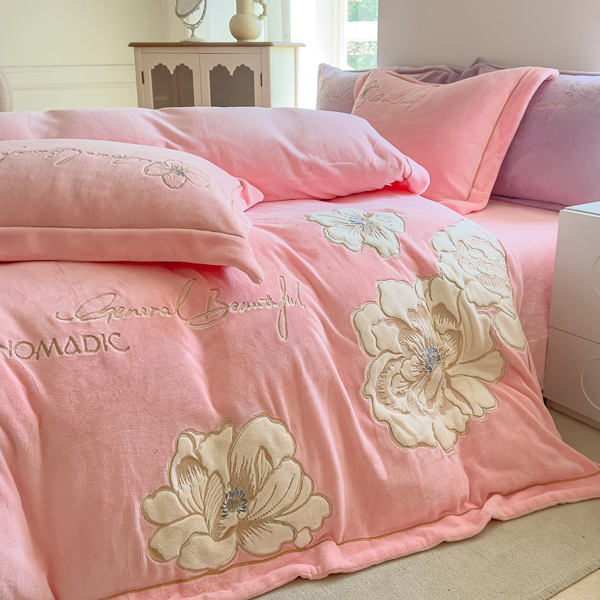 91家纺网 家纺一手货源 找家纺 悦织湾家纺 2025新款9斤重牛奶绒四件套纯色贴布绣人件富贵系列240克重高密保暖轻奢时尚床上用品4件套 人间富贵-少女粉