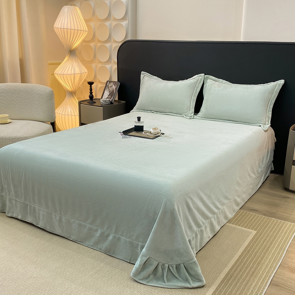 91家纺网 家纺一手货源 找家纺 悦织湾家纺 2025新款9斤重牛奶绒四件套纯色贴布绣人件富贵系列240克重高密保暖轻奢时尚床上用品4件套 人间富贵-玻璃蓝