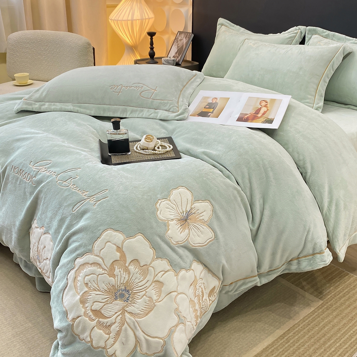 91家纺网 家纺一手货源 找家纺 （总）悦织湾家纺 2025新款9斤重牛奶绒四件套纯色贴布绣人件富贵系列240克重高密保暖轻奢时尚床上用品4件套