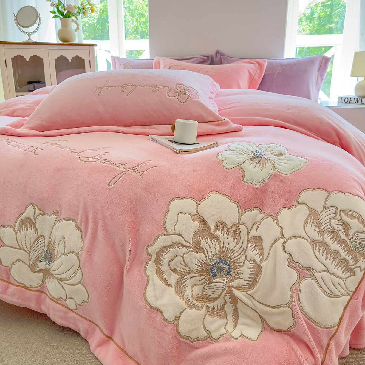 91家纺网 家纺一手货源 找家纺 悦织湾家纺 2025新款9斤重牛奶绒四件套纯色贴布绣人件富贵系列240克重高密保暖轻奢时尚床上用品4件套 人间富贵-少女粉