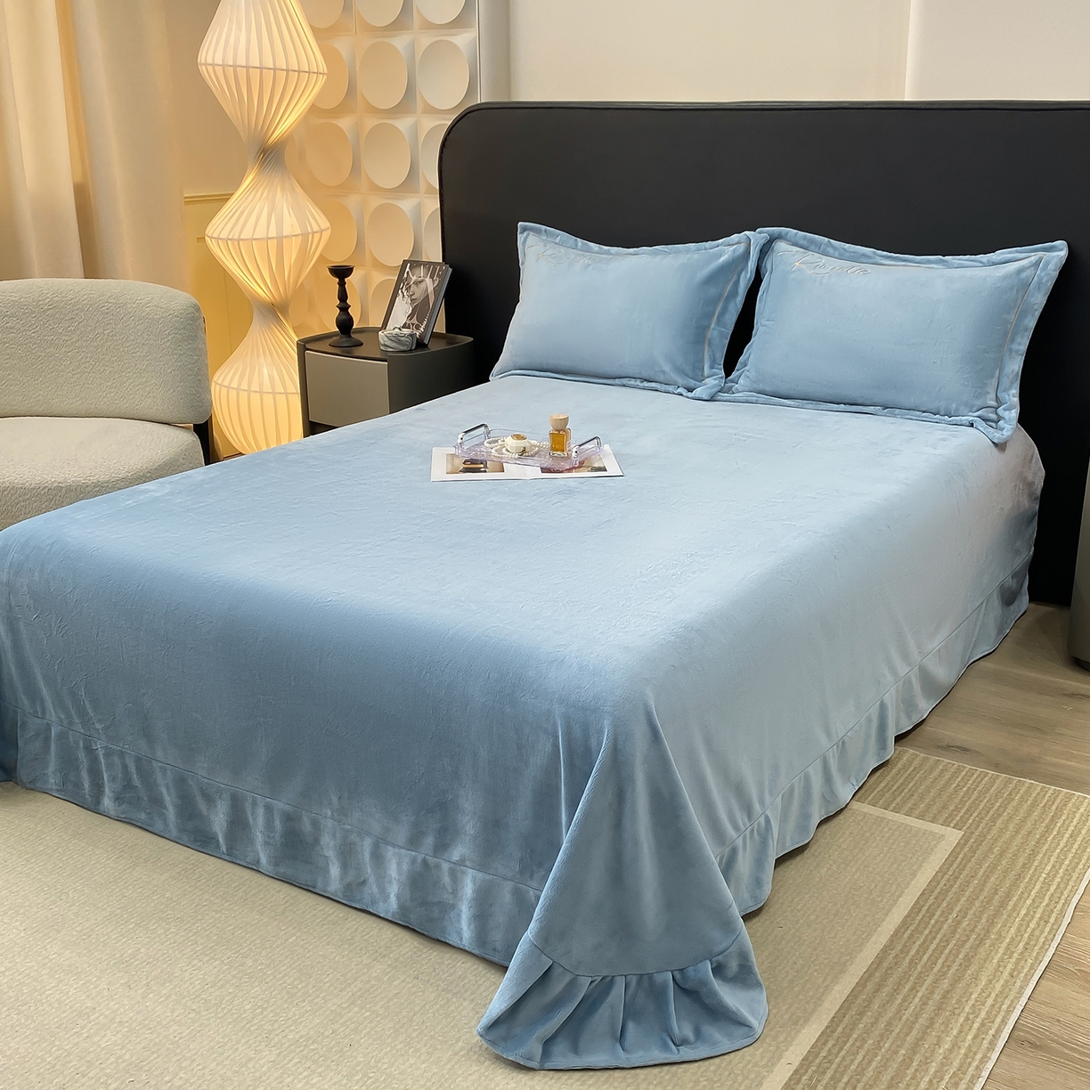 91家纺网 家纺一手货源 找家纺 悦织湾家纺 2025新款9斤重牛奶绒四件套纯色贴布绣人件富贵系列240克重高密保暖轻奢时尚床上用品4件套 人间富贵-草蓝