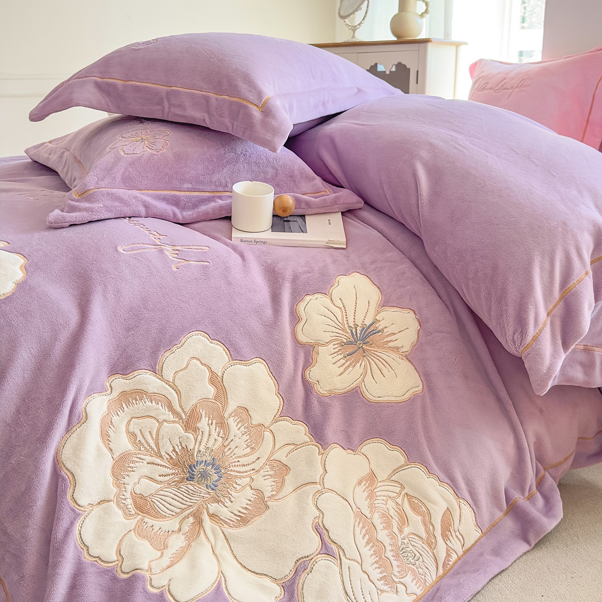 91家纺网 家纺一手货源 找家纺 悦织湾家纺 2025新款9斤重牛奶绒四件套纯色贴布绣人件富贵系列240克重高密保暖轻奢时尚床上用品4件套 人间富贵-丁香紫