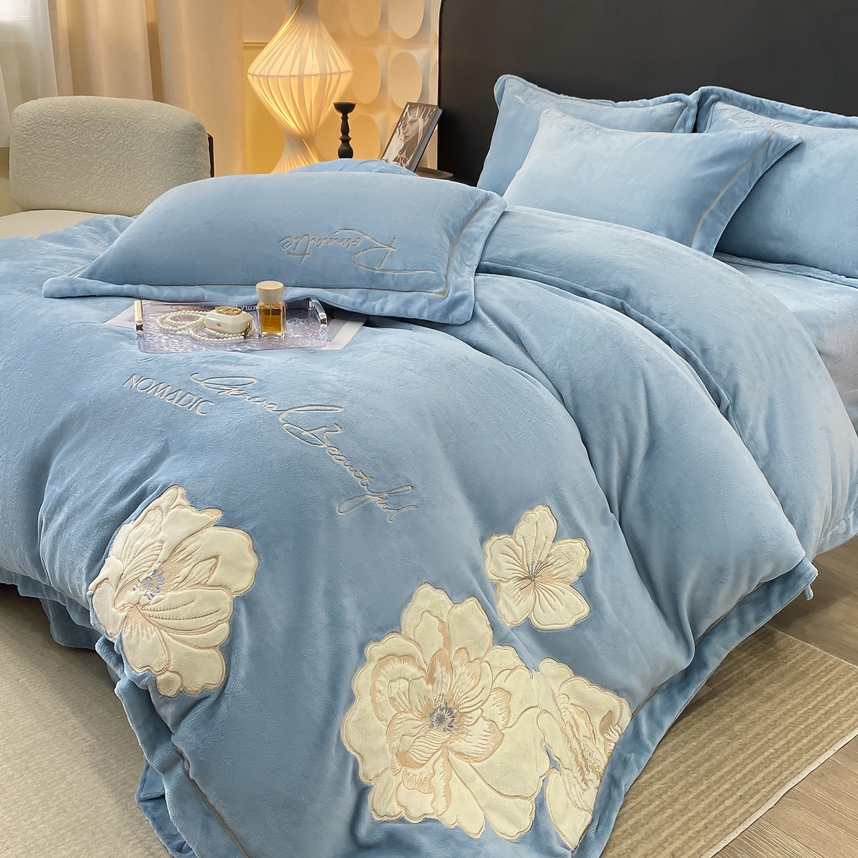 91家纺网 家纺一手货源 找家纺 悦织湾家纺 2025新款9斤重牛奶绒四件套纯色贴布绣人件富贵系列240克重高密保暖轻奢时尚床上用品4件套 人间富贵-草蓝