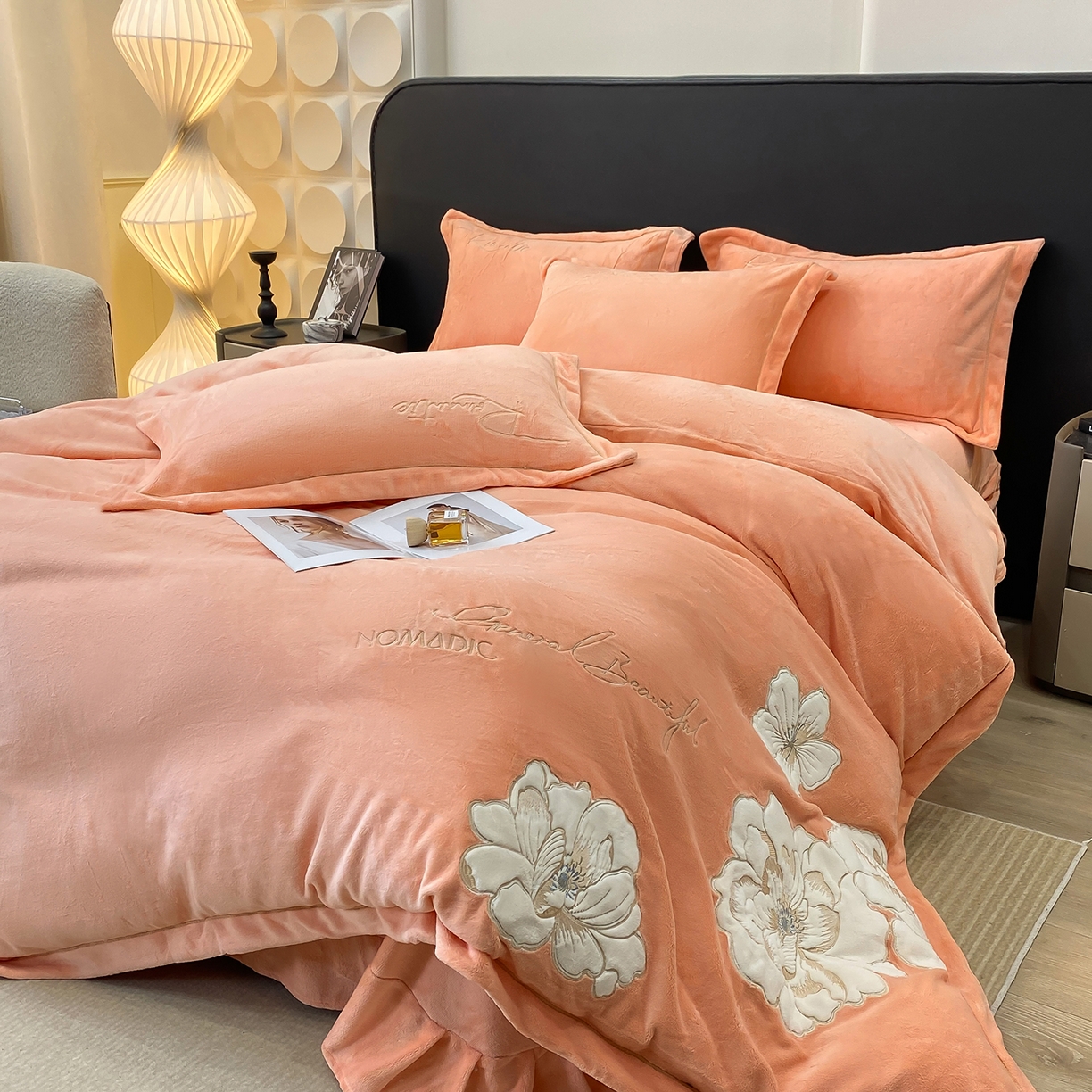 91家纺网 家纺一手货源 找家纺 悦织湾家纺 2025新款9斤重牛奶绒四件套纯色贴布绣人件富贵系列240克重高密保暖轻奢时尚床上用品4件套 人间富贵-暖玉