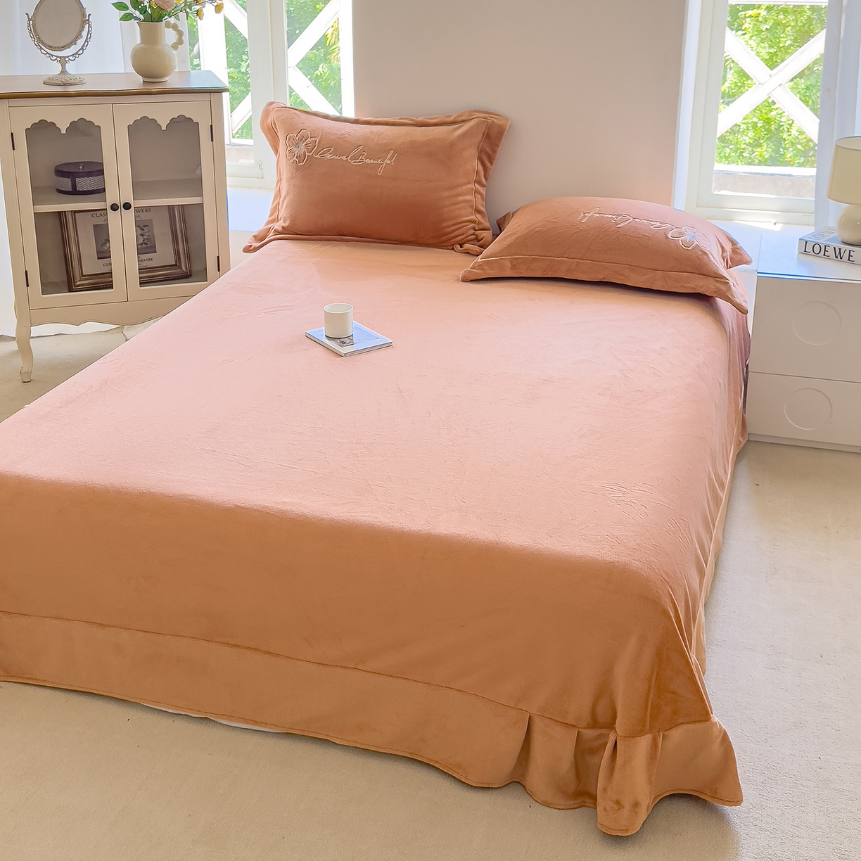 91家纺网 家纺一手货源 找家纺 悦织湾家纺 2025新款9斤重牛奶绒四件套纯色贴布绣人件富贵系列240克重高密保暖轻奢时尚床上用品4件套 人间富贵-珊瑚橙