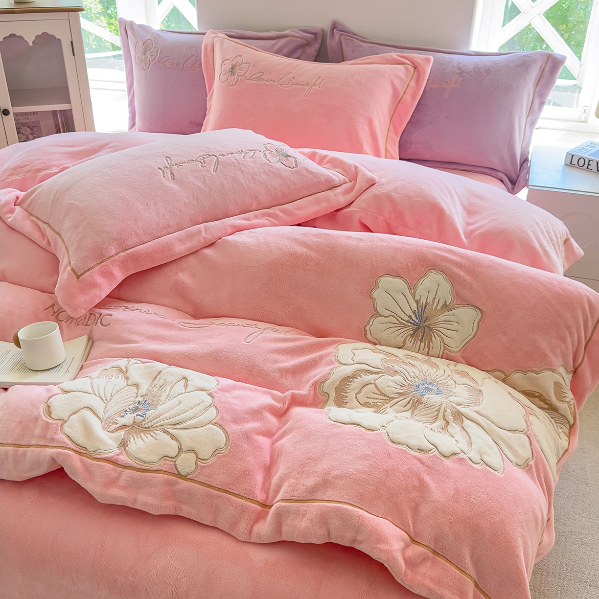 91家纺网 家纺一手货源 找家纺 悦织湾家纺 2025新款9斤重牛奶绒四件套纯色贴布绣人件富贵系列240克重高密保暖轻奢时尚床上用品4件套 人间富贵-少女粉