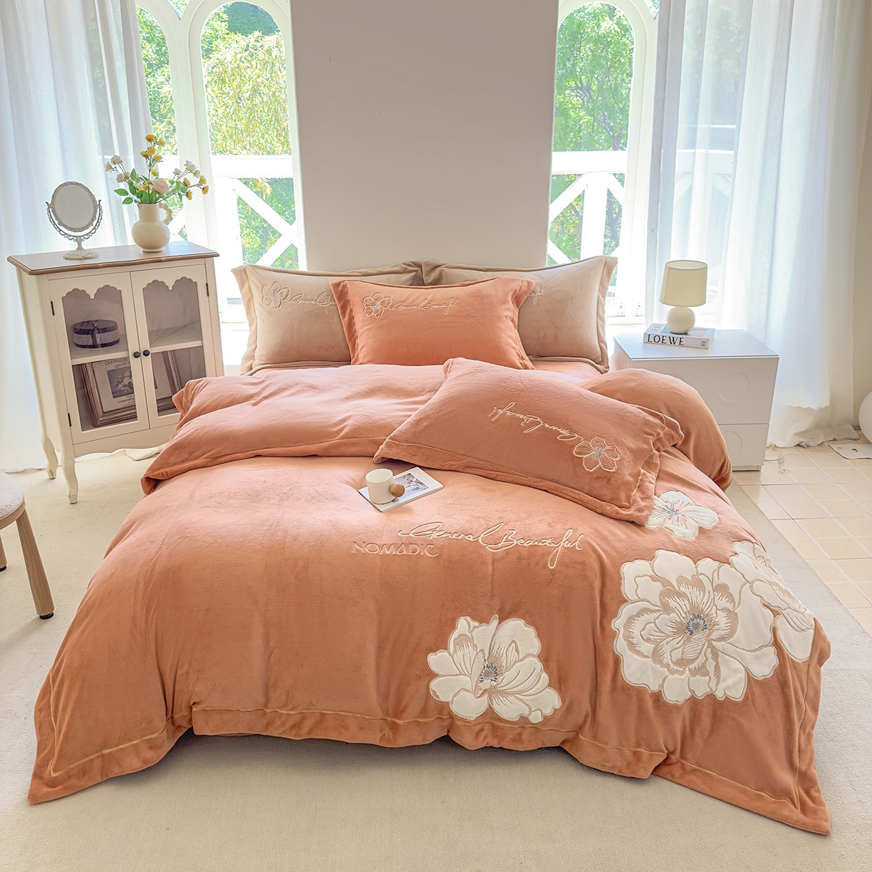 悦织湾家纺 2025新款9斤重牛奶绒四件套纯色贴布绣人件富贵系列240克重高密保暖轻奢时尚床上用品4件套 人间富贵-珊瑚橙