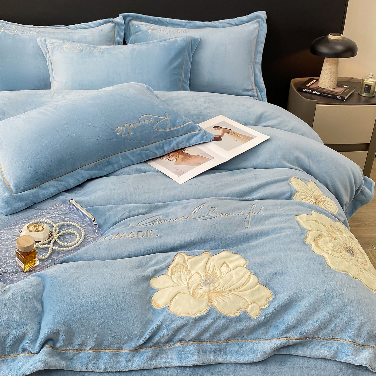 91家纺网 家纺一手货源 找家纺 悦织湾家纺 2025新款9斤重牛奶绒四件套纯色贴布绣人件富贵系列240克重高密保暖轻奢时尚床上用品4件套 人间富贵-草蓝