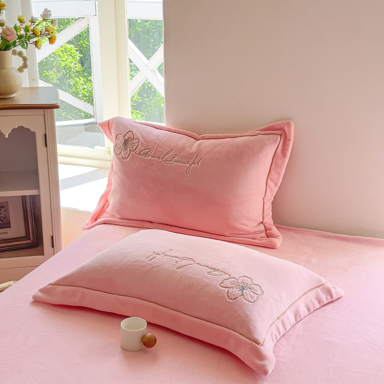 91家纺网 家纺一手货源 找家纺 悦织湾家纺 2025新款9斤重牛奶绒四件套纯色贴布绣人件富贵系列240克重高密保暖轻奢时尚床上用品4件套 人间富贵-少女粉