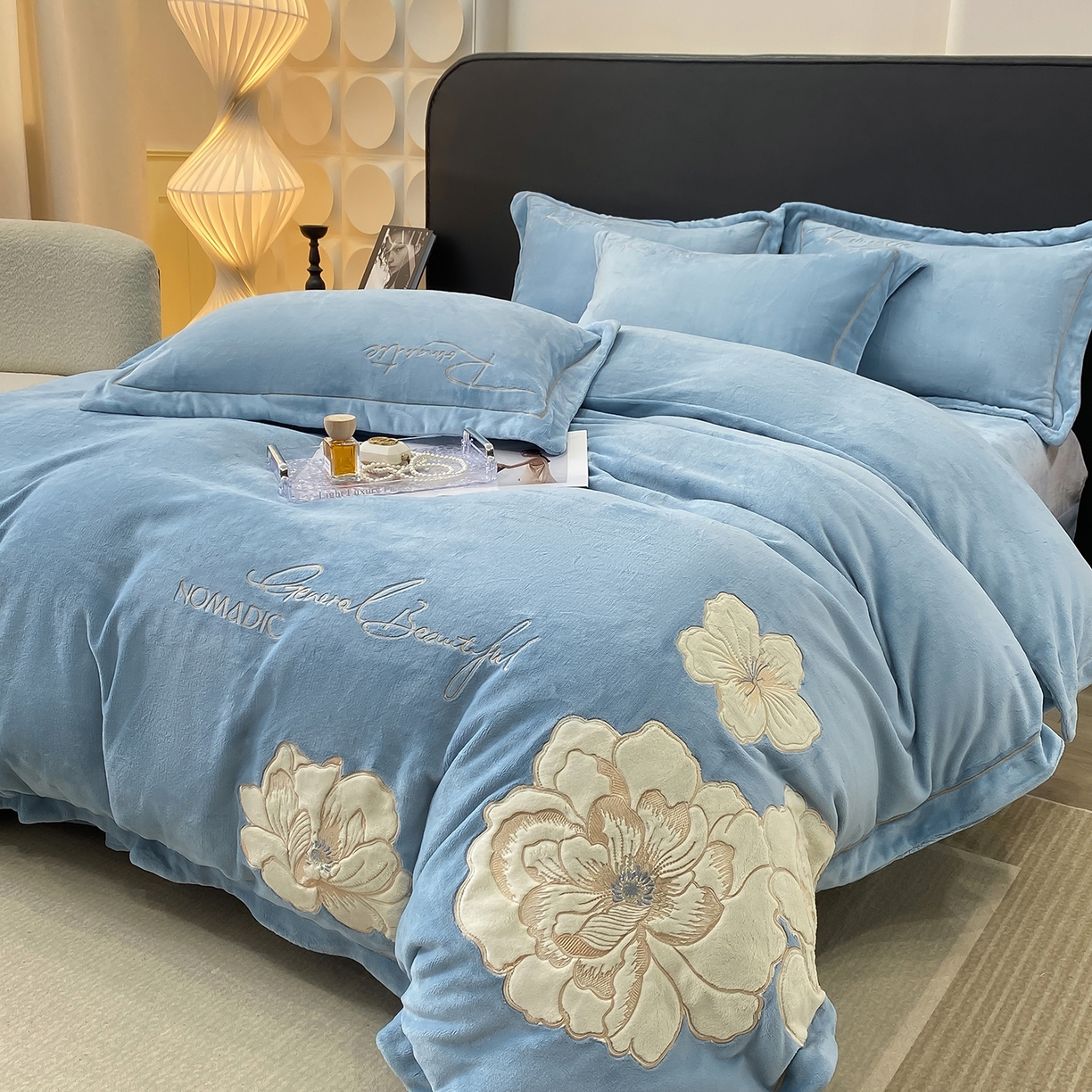 91家纺网 家纺一手货源 找家纺 悦织湾家纺 2025新款9斤重牛奶绒四件套纯色贴布绣人件富贵系列240克重高密保暖轻奢时尚床上用品4件套 人间富贵-草蓝