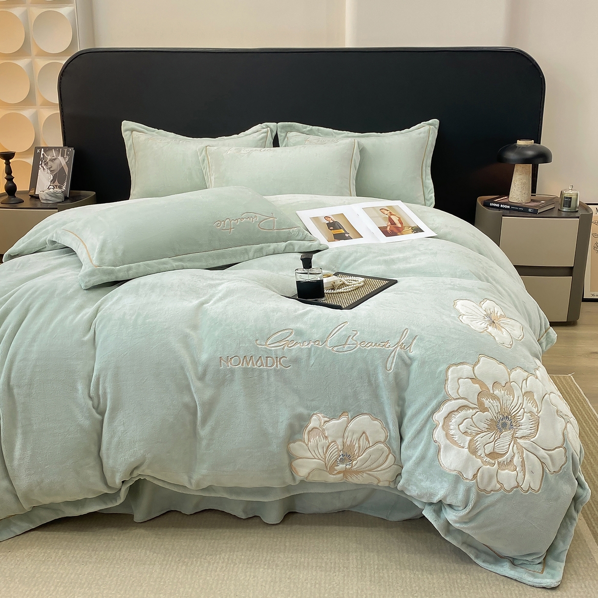 91家纺网 家纺一手货源 找家纺 悦织湾家纺 2025新款9斤重牛奶绒四件套纯色贴布绣人件富贵系列240克重高密保暖轻奢时尚床上用品4件套 人间富贵-玻璃蓝