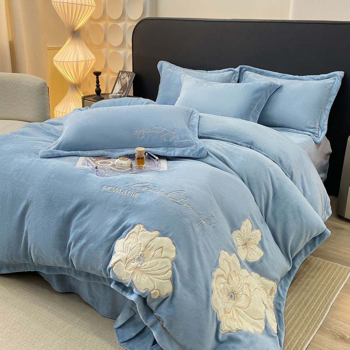 91家纺网 家纺一手货源 找家纺 悦织湾家纺 2025新款9斤重牛奶绒四件套纯色贴布绣人件富贵系列240克重高密保暖轻奢时尚床上用品4件套 人间富贵-草蓝