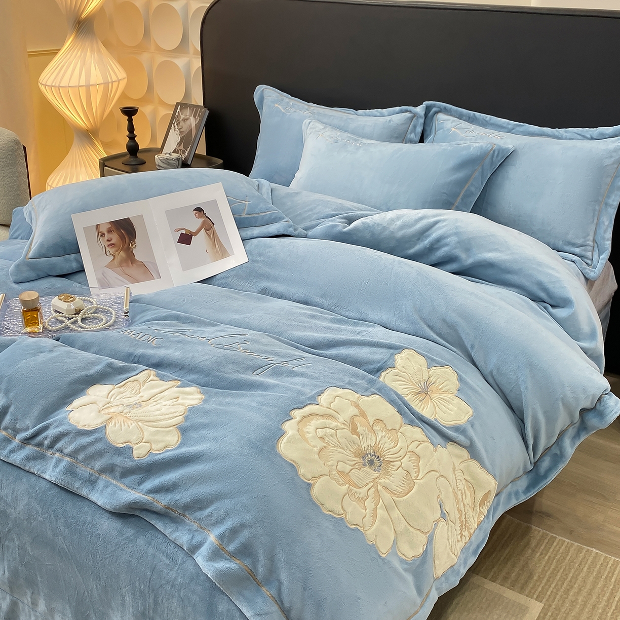 91家纺网 家纺一手货源 找家纺 悦织湾家纺 2025新款9斤重牛奶绒四件套纯色贴布绣人件富贵系列240克重高密保暖轻奢时尚床上用品4件套 人间富贵-草蓝