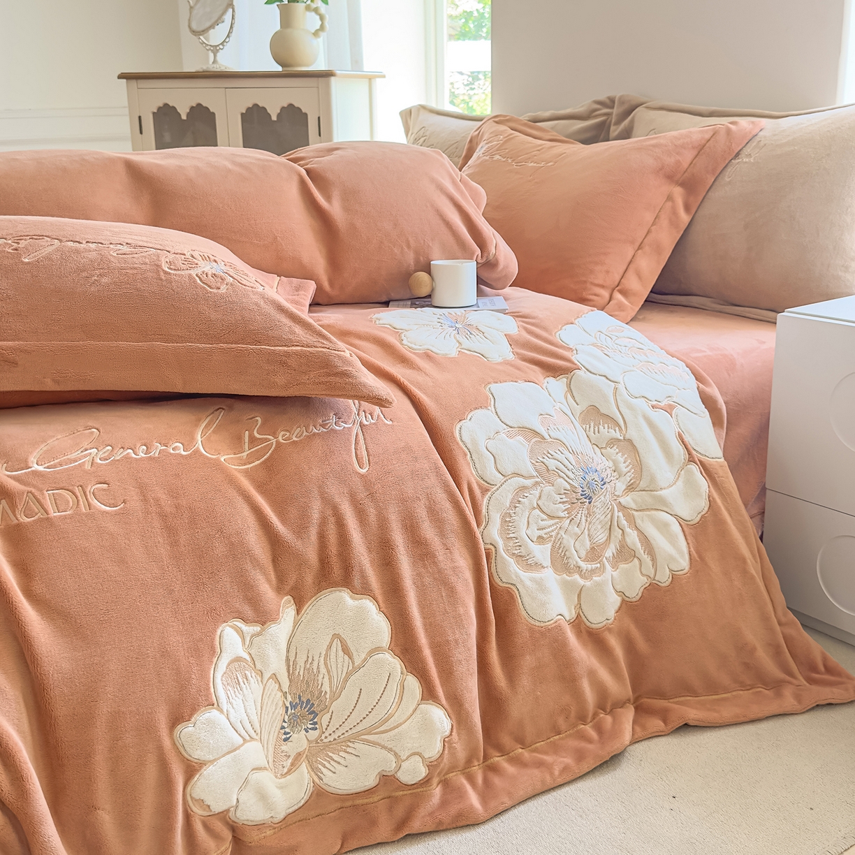 91家纺网 家纺一手货源 找家纺 悦织湾家纺 2025新款9斤重牛奶绒四件套纯色贴布绣人件富贵系列240克重高密保暖轻奢时尚床上用品4件套 人间富贵-珊瑚橙