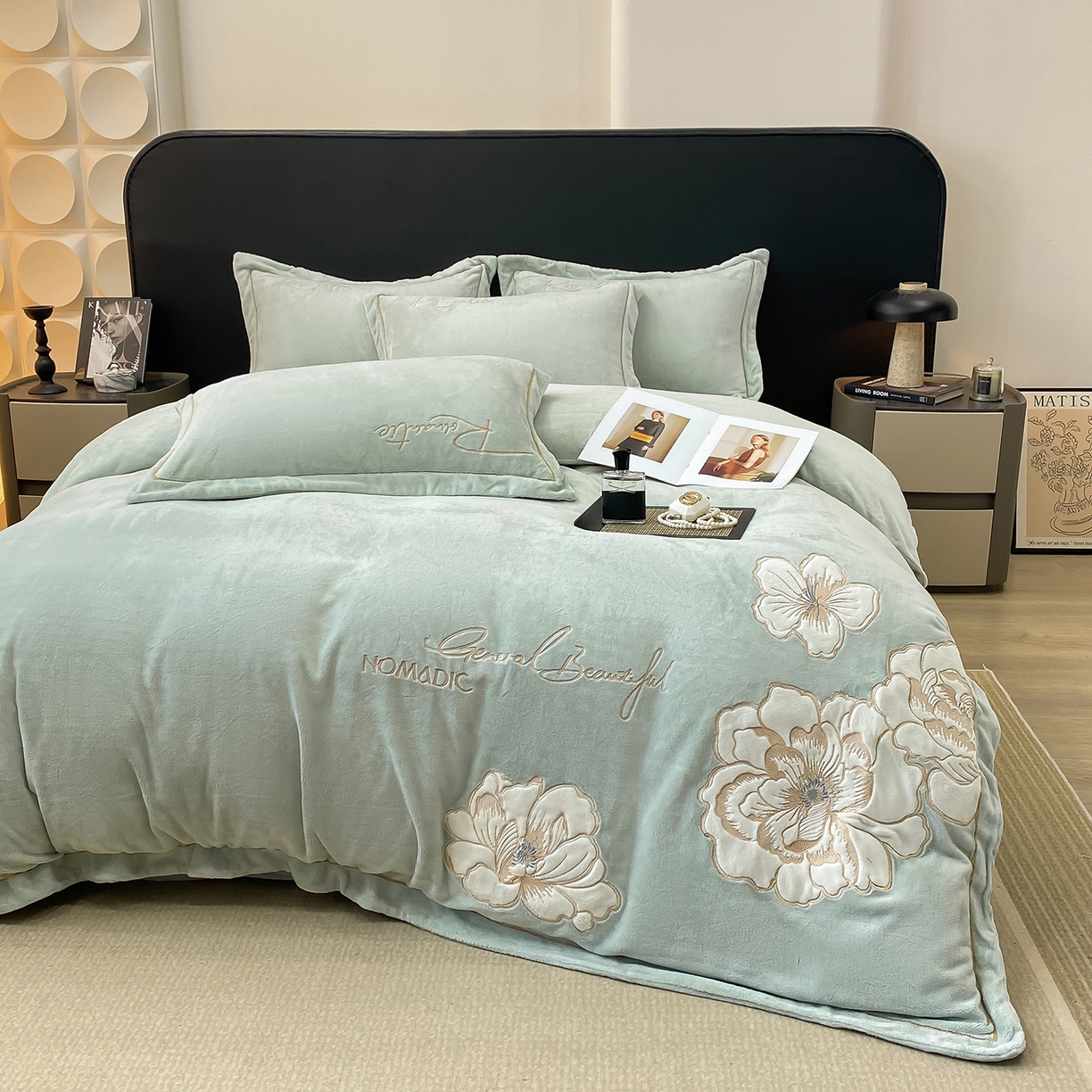 91家纺网 家纺一手货源 找家纺 悦织湾家纺 2025新款9斤重牛奶绒四件套纯色贴布绣人件富贵系列240克重高密保暖轻奢时尚床上用品4件套 人间富贵-玻璃蓝