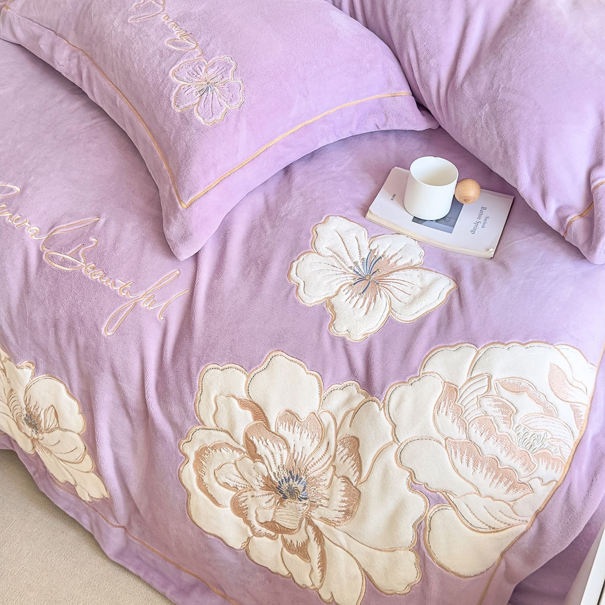91家纺网 家纺一手货源 找家纺 悦织湾家纺 2025新款9斤重牛奶绒四件套纯色贴布绣人件富贵系列240克重高密保暖轻奢时尚床上用品4件套 人间富贵-丁香紫