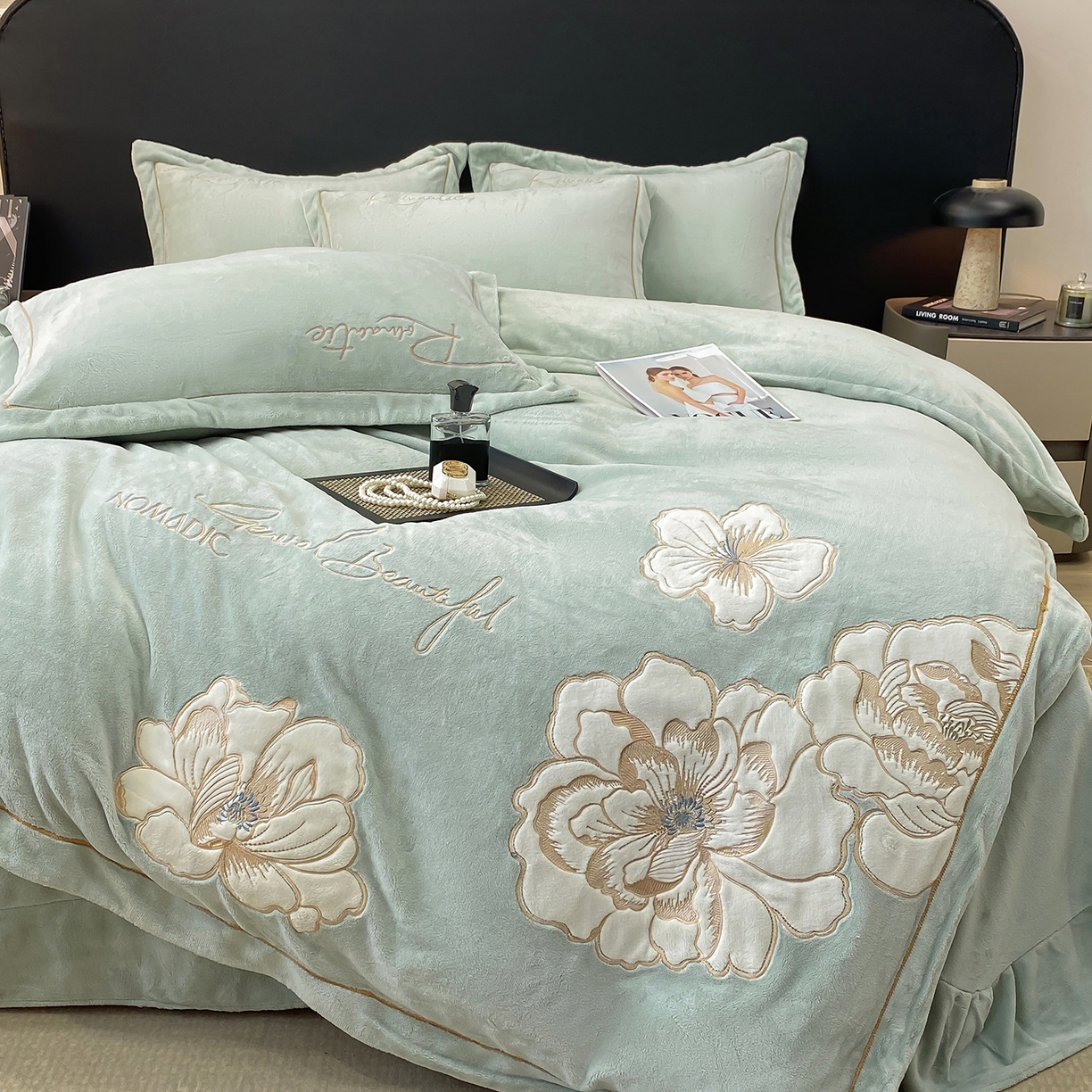 91家纺网 家纺一手货源 找家纺 悦织湾家纺 2025新款9斤重牛奶绒四件套纯色贴布绣人件富贵系列240克重高密保暖轻奢时尚床上用品4件套 人间富贵-玻璃蓝