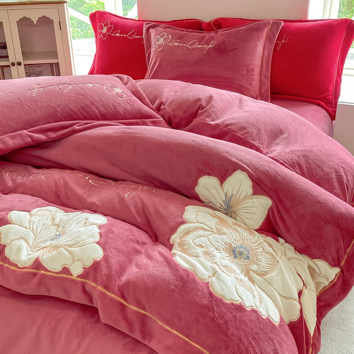 91家纺网 家纺一手货源 找家纺 悦织湾家纺 2025新款9斤重牛奶绒四件套纯色贴布绣人件富贵系列240克重高密保暖轻奢时尚床上用品4件套 人间富贵-浅玫红