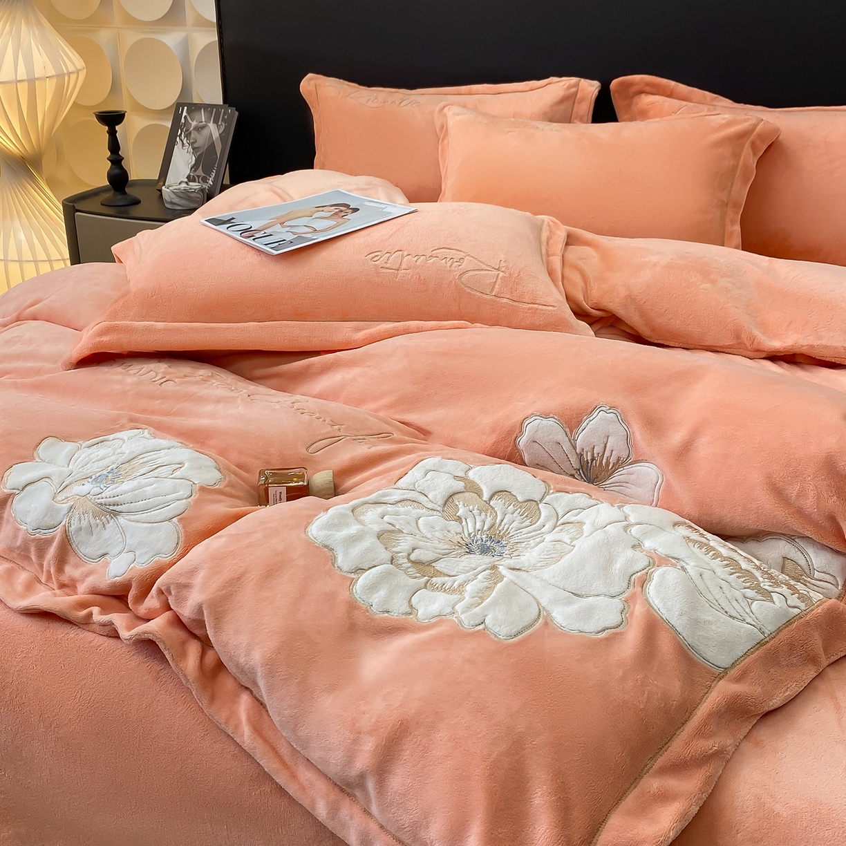 91家纺网 家纺一手货源 找家纺 悦织湾家纺 2025新款9斤重牛奶绒四件套纯色贴布绣人件富贵系列240克重高密保暖轻奢时尚床上用品4件套 人间富贵-暖玉