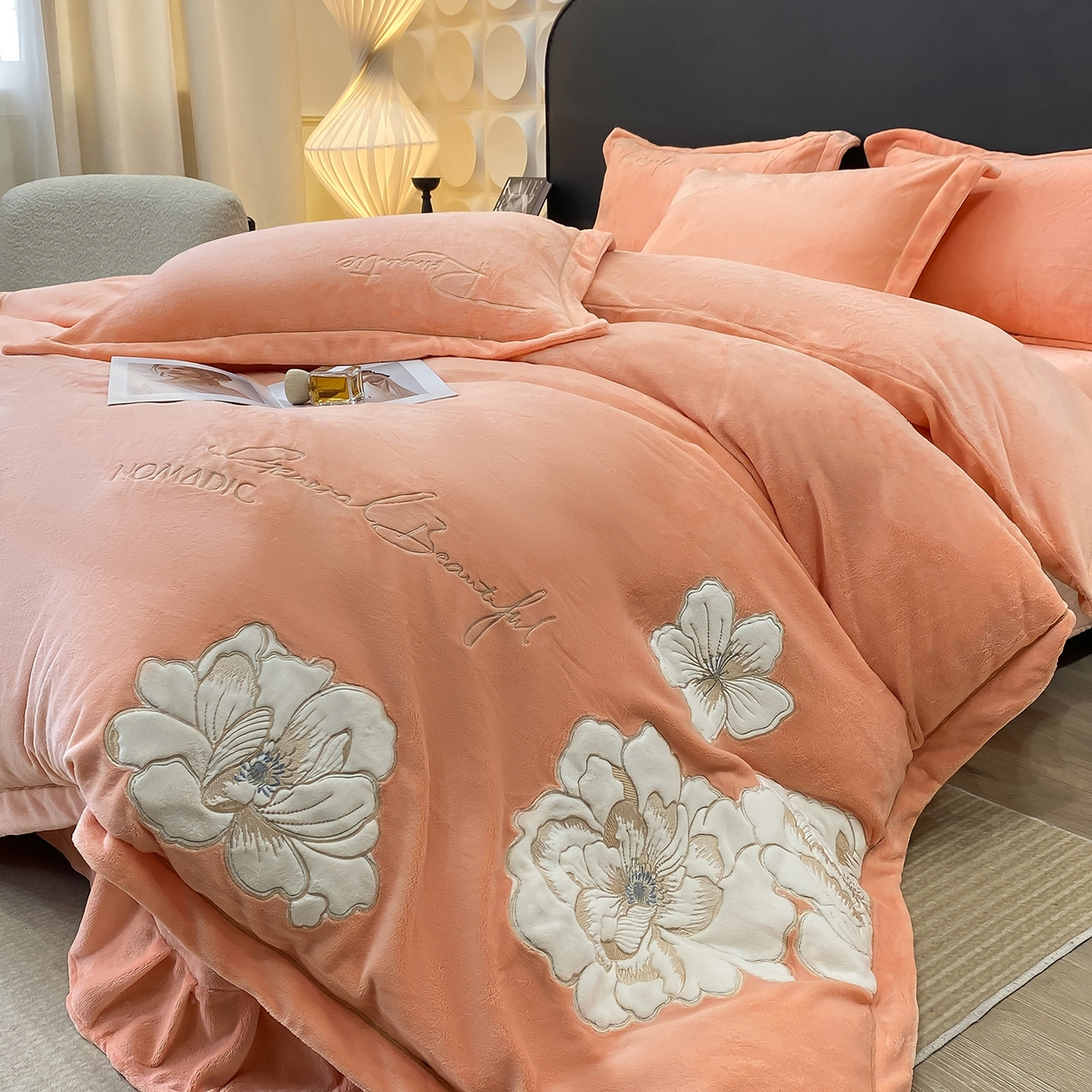 91家纺网 家纺一手货源 找家纺 悦织湾家纺 2025新款9斤重牛奶绒四件套纯色贴布绣人件富贵系列240克重高密保暖轻奢时尚床上用品4件套 人间富贵-暖玉