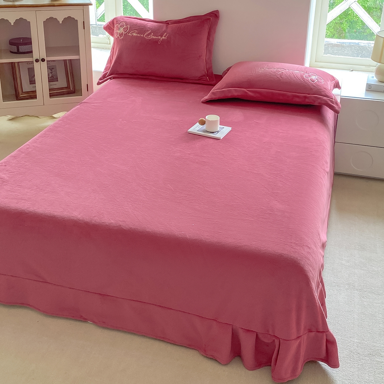 91家纺网 家纺一手货源 找家纺 悦织湾家纺 2025新款9斤重牛奶绒四件套纯色贴布绣人件富贵系列240克重高密保暖轻奢时尚床上用品4件套 人间富贵-浅玫红