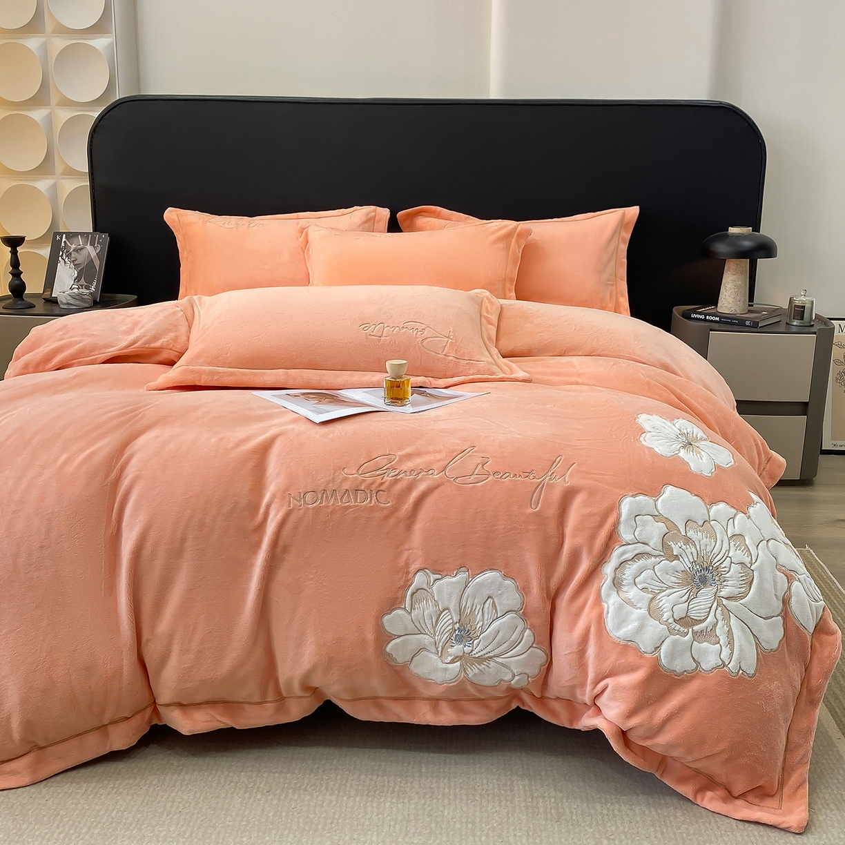 91家纺网 家纺一手货源 找家纺 悦织湾家纺 2025新款9斤重牛奶绒四件套纯色贴布绣人件富贵系列240克重高密保暖轻奢时尚床上用品4件套 人间富贵-暖玉