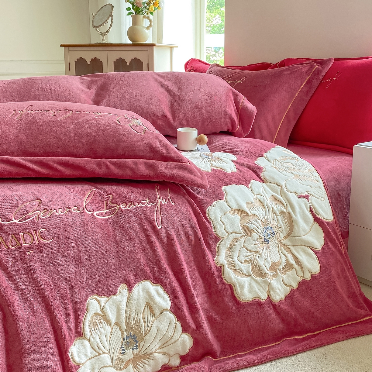 91家纺网 家纺一手货源 找家纺 悦织湾家纺 2025新款9斤重牛奶绒四件套纯色贴布绣人件富贵系列240克重高密保暖轻奢时尚床上用品4件套 人间富贵-浅玫红