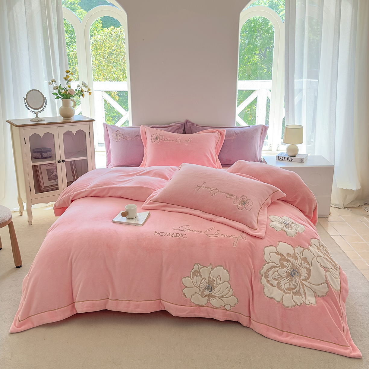 91家纺网 家纺一手货源 找家纺 （总）悦织湾家纺 2025新款9斤重牛奶绒四件套纯色贴布绣人件富贵系列240克重高密保暖轻奢时尚床上用品4件套