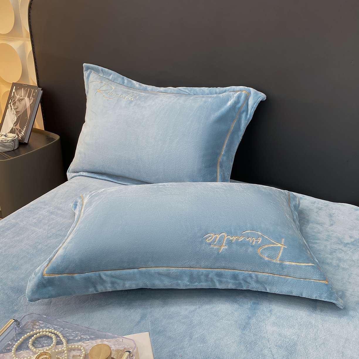 91家纺网 家纺一手货源 找家纺 悦织湾家纺 2025新款9斤重牛奶绒四件套纯色贴布绣人件富贵系列240克重高密保暖轻奢时尚床上用品4件套 人间富贵-草蓝