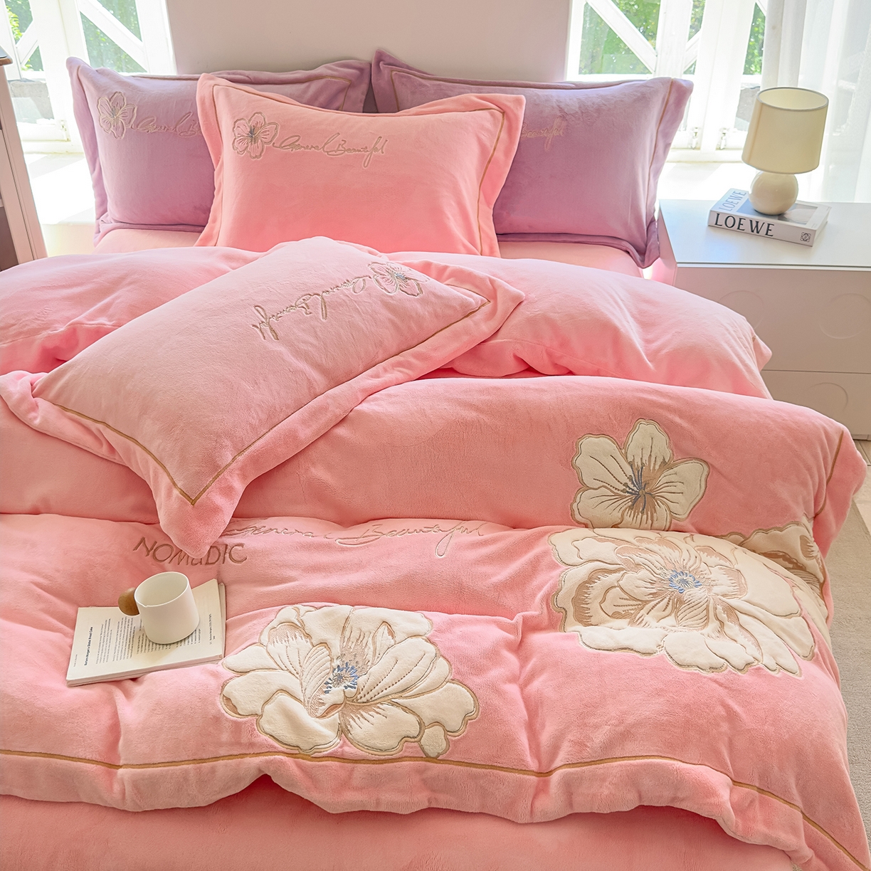 91家纺网 家纺一手货源 找家纺 悦织湾家纺 2025新款9斤重牛奶绒四件套纯色贴布绣人件富贵系列240克重高密保暖轻奢时尚床上用品4件套 人间富贵-少女粉