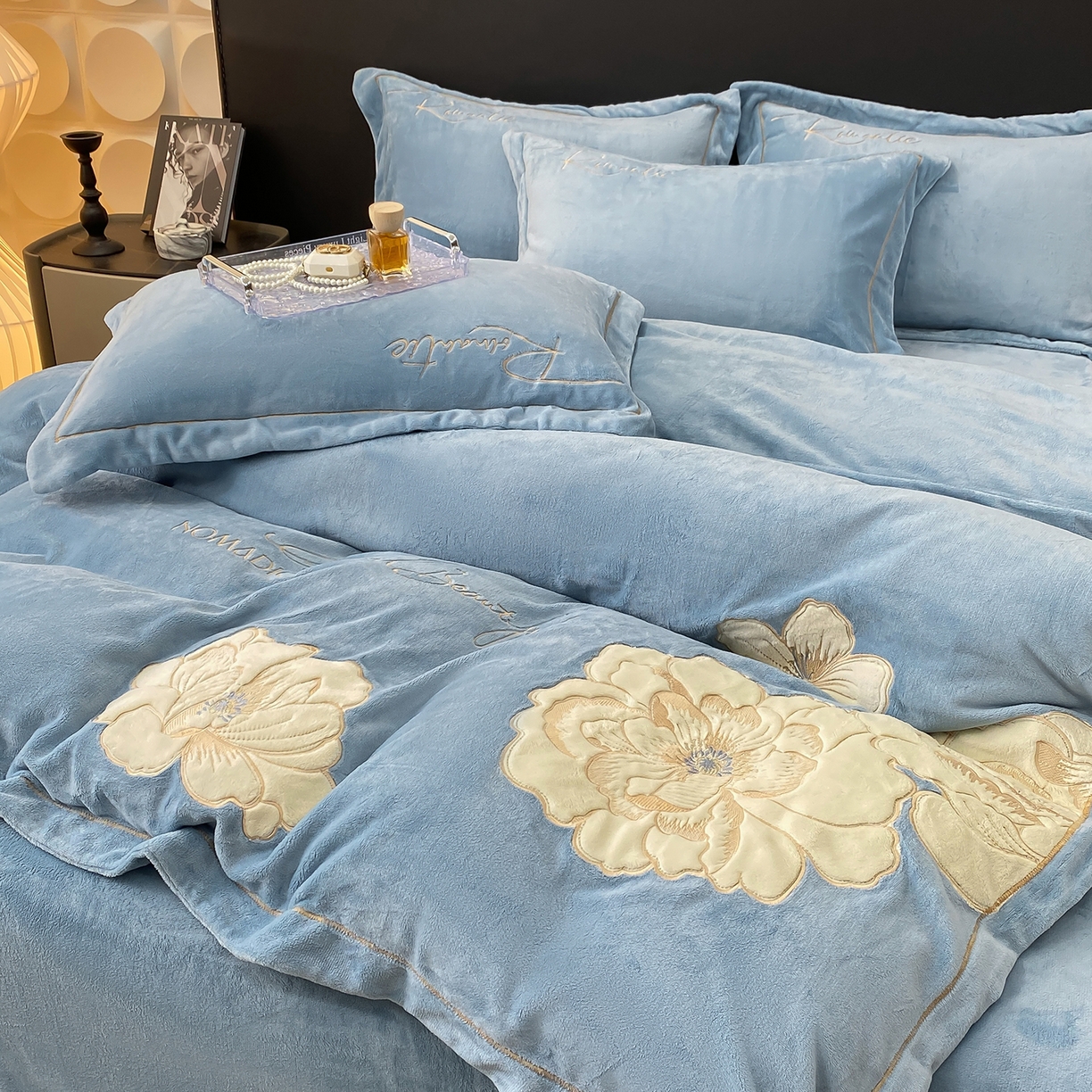 91家纺网 家纺一手货源 找家纺 悦织湾家纺 2025新款9斤重牛奶绒四件套纯色贴布绣人件富贵系列240克重高密保暖轻奢时尚床上用品4件套 人间富贵-草蓝