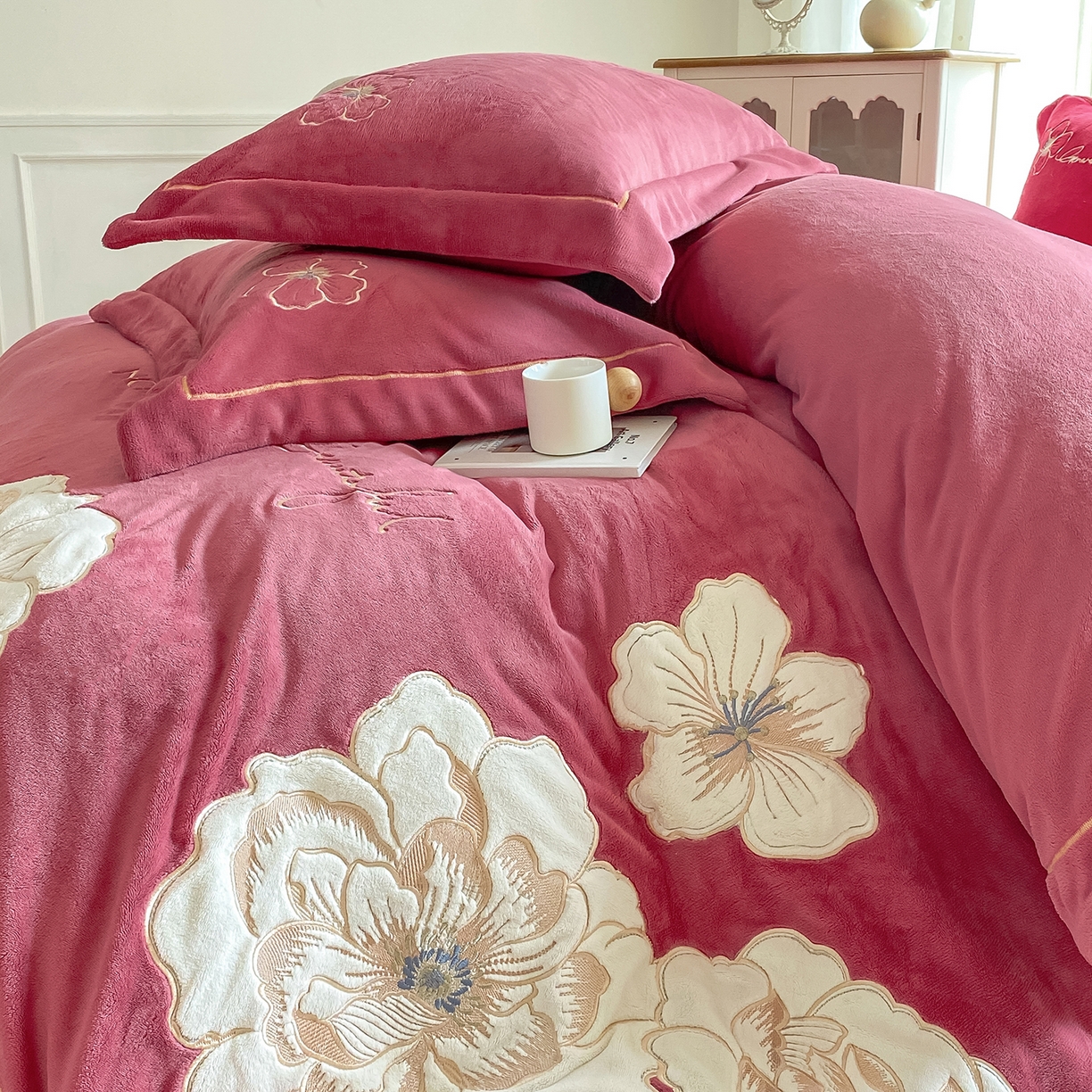 91家纺网 家纺一手货源 找家纺 悦织湾家纺 2025新款9斤重牛奶绒四件套纯色贴布绣人件富贵系列240克重高密保暖轻奢时尚床上用品4件套 人间富贵-浅玫红