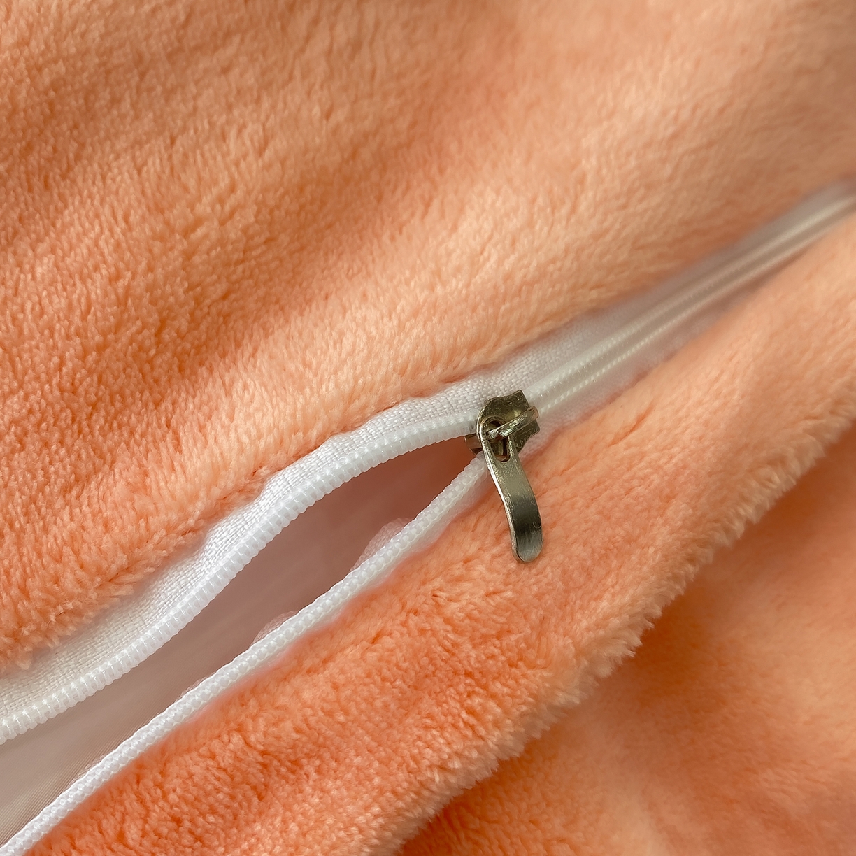 91家纺网 家纺一手货源 找家纺 悦织湾家纺 2025新款9斤重牛奶绒四件套纯色贴布绣人件富贵系列240克重高密保暖轻奢时尚床上用品4件套 人间富贵-暖玉