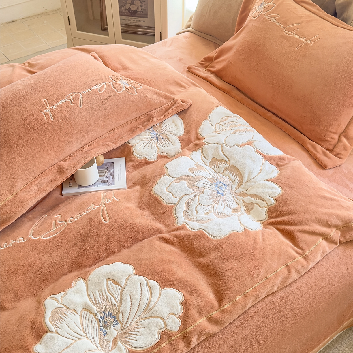91家纺网 家纺一手货源 找家纺 悦织湾家纺 2025新款9斤重牛奶绒四件套纯色贴布绣人件富贵系列240克重高密保暖轻奢时尚床上用品4件套 人间富贵-珊瑚橙