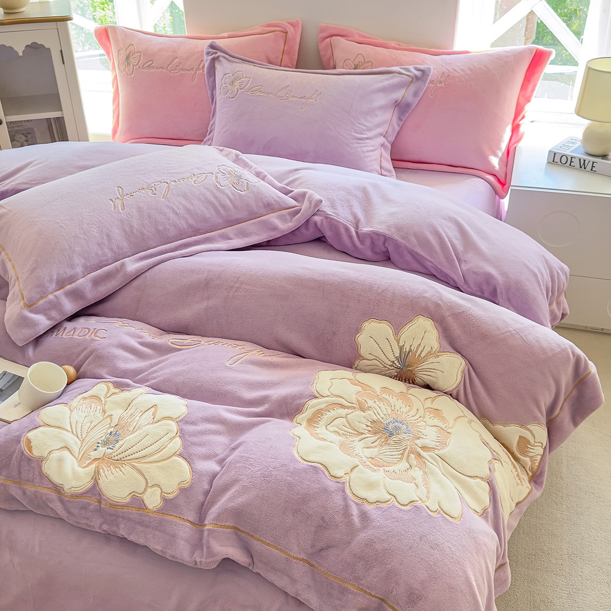 91家纺网 家纺一手货源 找家纺 悦织湾家纺 2025新款9斤重牛奶绒四件套纯色贴布绣人件富贵系列240克重高密保暖轻奢时尚床上用品4件套 人间富贵-丁香紫