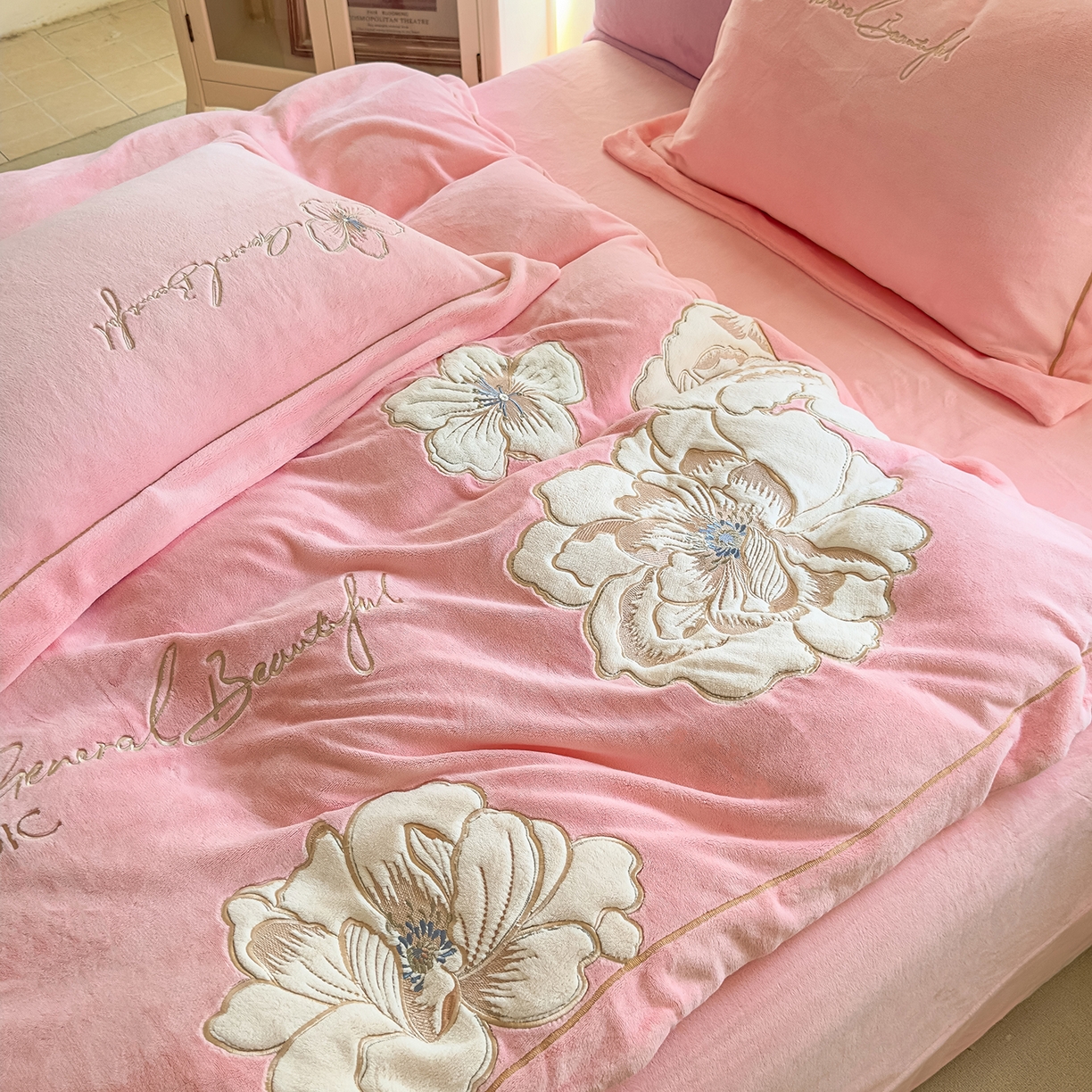 91家纺网 家纺一手货源 找家纺 悦织湾家纺 2025新款9斤重牛奶绒四件套纯色贴布绣人件富贵系列240克重高密保暖轻奢时尚床上用品4件套 人间富贵-少女粉
