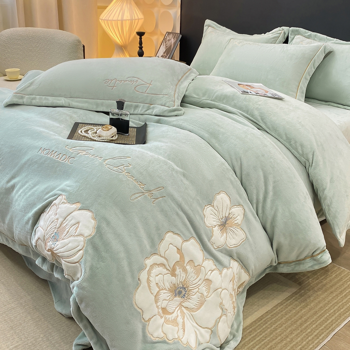 91家纺网 家纺一手货源 找家纺 悦织湾家纺 2025新款9斤重牛奶绒四件套纯色贴布绣人件富贵系列240克重高密保暖轻奢时尚床上用品4件套 人间富贵-玻璃蓝