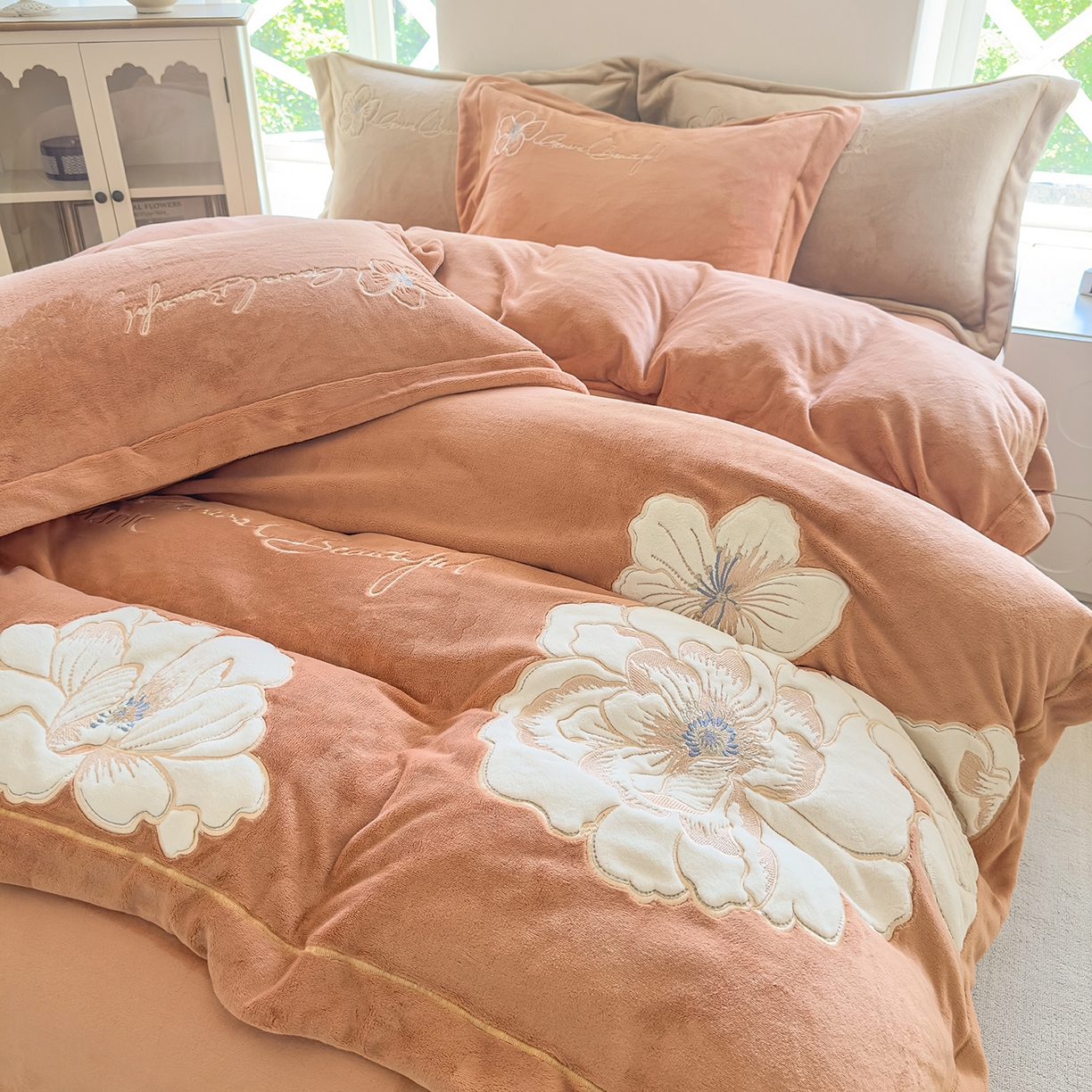 91家纺网 家纺一手货源 找家纺 悦织湾家纺 2025新款9斤重牛奶绒四件套纯色贴布绣人件富贵系列240克重高密保暖轻奢时尚床上用品4件套 人间富贵-珊瑚橙
