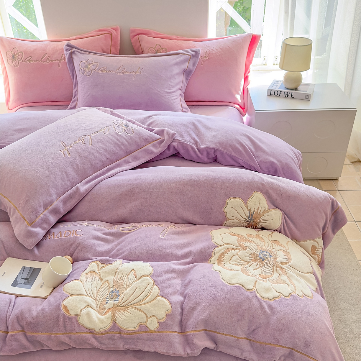 91家纺网 家纺一手货源 找家纺 悦织湾家纺 2025新款9斤重牛奶绒四件套纯色贴布绣人件富贵系列240克重高密保暖轻奢时尚床上用品4件套 人间富贵-丁香紫