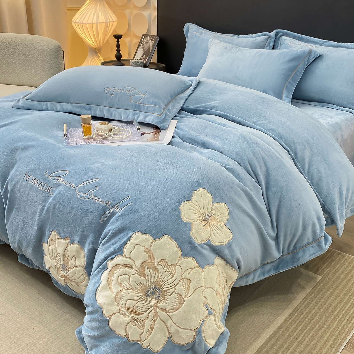 91家纺网 家纺一手货源 找家纺 悦织湾家纺 2025新款9斤重牛奶绒四件套纯色贴布绣人件富贵系列240克重高密保暖轻奢时尚床上用品4件套 人间富贵-草蓝