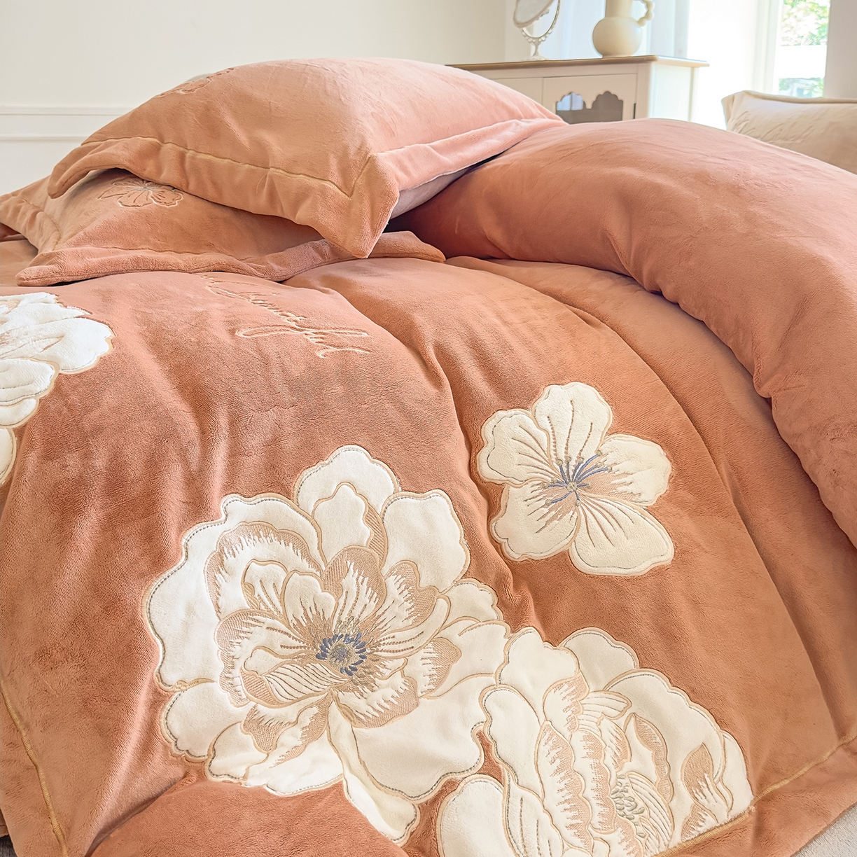 91家纺网 家纺一手货源 找家纺 悦织湾家纺 2025新款9斤重牛奶绒四件套纯色贴布绣人件富贵系列240克重高密保暖轻奢时尚床上用品4件套 人间富贵-珊瑚橙