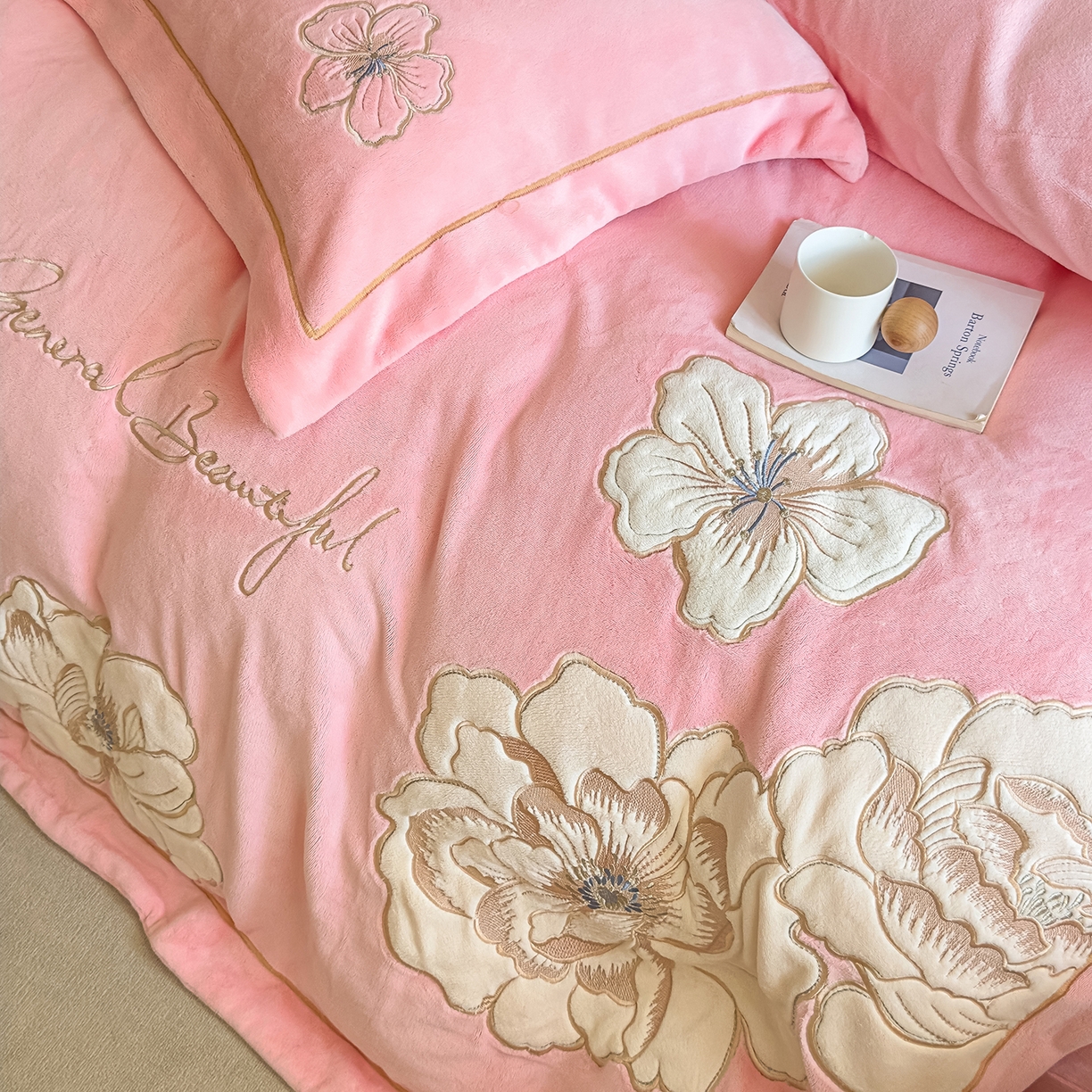 91家纺网 家纺一手货源 找家纺 悦织湾家纺 2025新款9斤重牛奶绒四件套纯色贴布绣人件富贵系列240克重高密保暖轻奢时尚床上用品4件套 人间富贵-少女粉